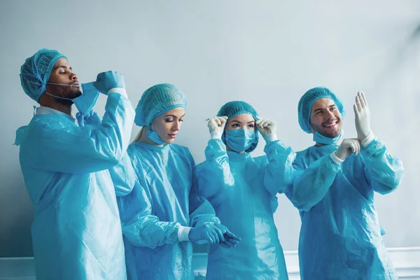Chirurdzy Różnych Narodowości Płci Medycznych Nosić Przygotowują Się Operacji Zakładanie — Zdjęcie stockowe
