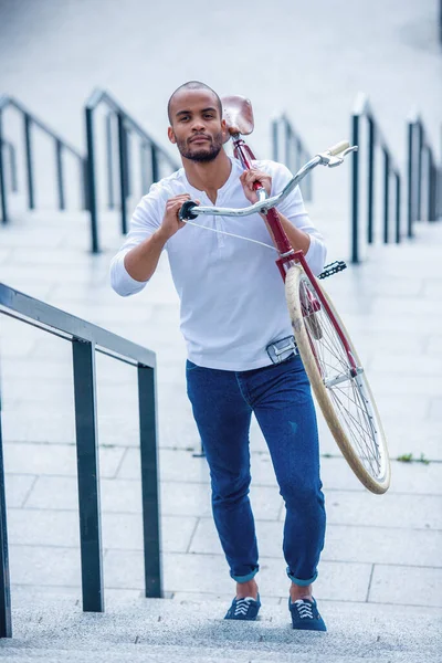 Schöner Junger Geschäftsmann Lässiger Kleidung Trägt Ein Fahrrad Während Die — Stockfoto