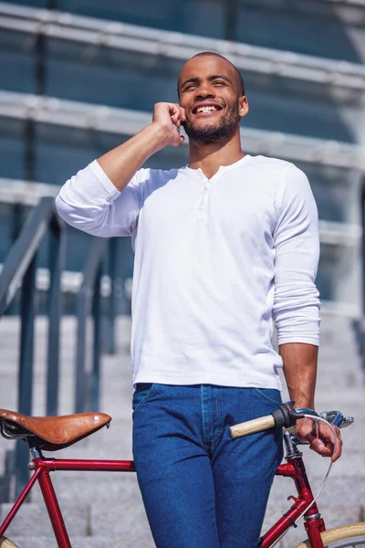 Hezký Mladý Podnikatel Neformálním Oblečení Mluví Mobilním Telefonu Usmívá Zatímco — Stock fotografie