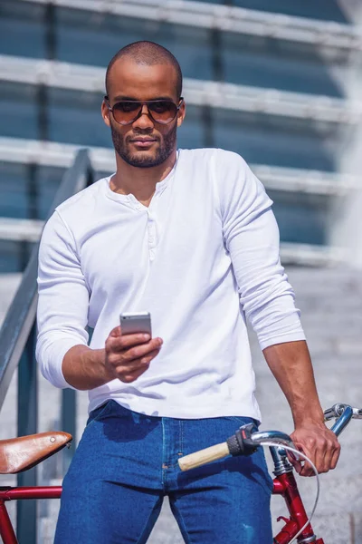 Bonito Jovem Empresário Desgaste Casual Óculos Sol Está Usando Smartphone — Fotografia de Stock