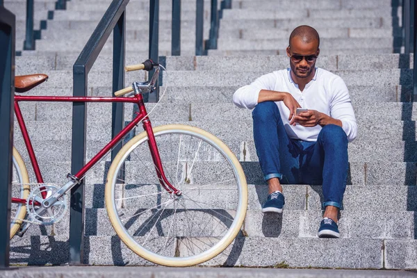 Schöner Junger Geschäftsmann Freizeitkleidung Und Sonnenbrille Nutzt Smartphone Während Draußen — Stockfoto