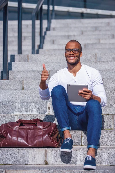 Schöner Junger Geschäftsmann Freizeitkleidung Und Brille Benutzt Ein Tablet Zeigt — Stockfoto
