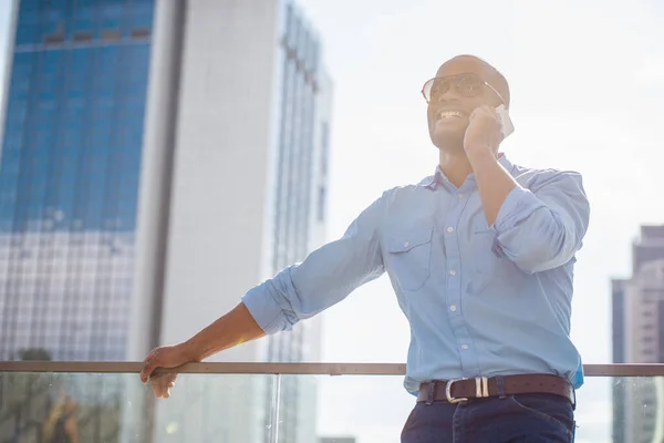 Schöner Junger Geschäftsmann Mit Sonnenbrille Telefoniert Und Lächelt Freien — Stockfoto