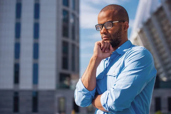 Jóképű Fiatal Szemüveges Üzletember Gondolkodik Miközben Szabadban Áll — Stock Fotó