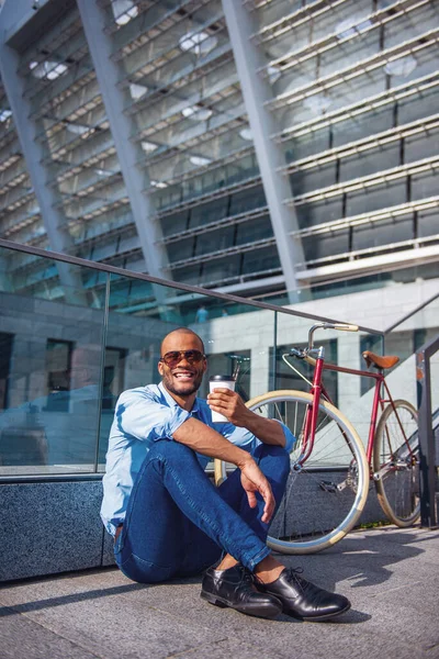 Schöner Junger Geschäftsmann Mit Sonnenbrille Hält Eine Tasse Kaffee Der — Stockfoto