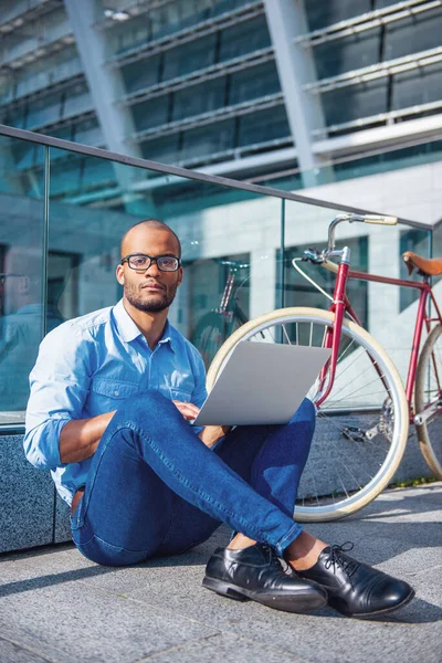 Schöner Junger Geschäftsmann Mit Brille Benutzt Einen Laptop Und Schaut — Stockfoto