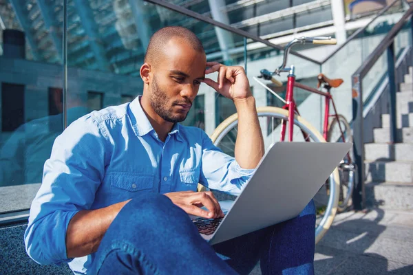 Schöner Junger Nachdenklicher Geschäftsmann Sitzt Mit Laptop Freien — Stockfoto