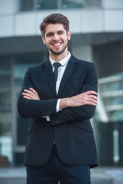Bonito Jovem Empresário Terno Clássico Está Olhando Para Câmera Sorrindo — Fotografia de Stock