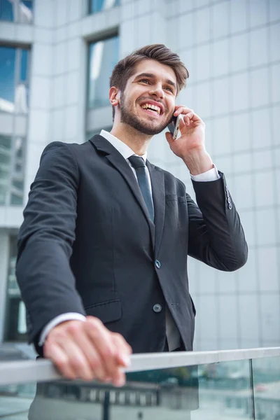 Bonito Jovem Empresário Terno Clássico Está Falando Telefone Celular Sorrindo — Fotografia de Stock