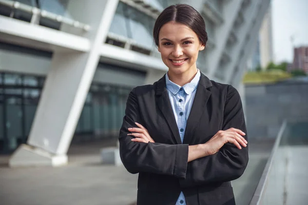 Die Schöne Junge Geschäftsfrau Klassischen Anzug Blickt Lächelnd Die Kamera — Stockfoto