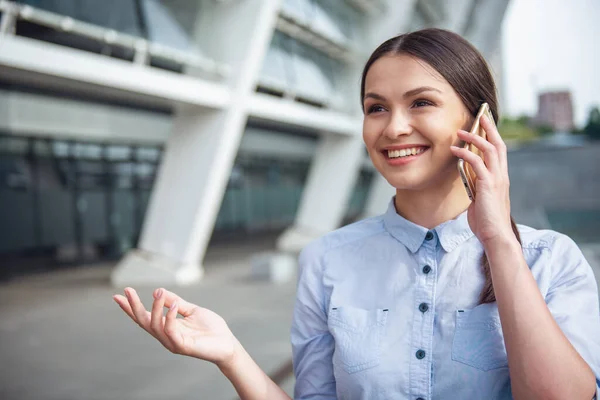 Gyönyörű Fiatal Üzleti Hölgy Beszél Mobiltelefonján Mosolyogva Állva Erkély Kívül — Stock Fotó