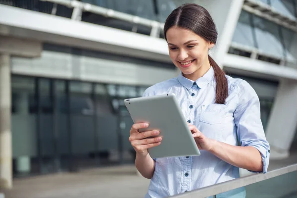 Beautiful Young Business Lady Using Tablet Smiling Standing Balcony Office — Stock Photo, Image
