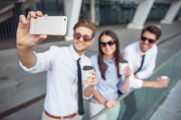 Bonitos Jovens Empresários Óculos Sol Estão Segurando Café Fazendo Selfie — Fotografia de Stock