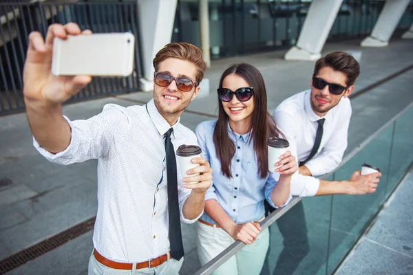 Knappe Jonge Ondernemers Dame Zonnebrillen Zijn Koffie Houden Waardoor Selfie — Stockfoto