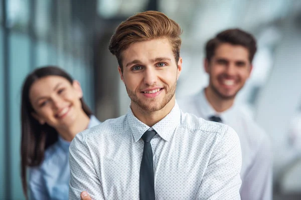 Retrato Belo Jovem Empresário Desgaste Clássico Olhando Para Câmera Sorrindo — Fotografia de Stock