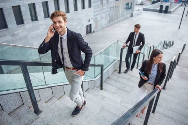 Pięknych Młodych Przedsiębiorców Klasyczne Ubrania Idą Piętrze Budynku Biurowym Facet — Zdjęcie stockowe