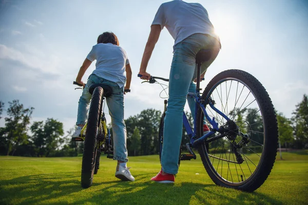 잘생긴 아빠와 공원에서 자전거를 캐주얼 아들의 — 스톡 사진