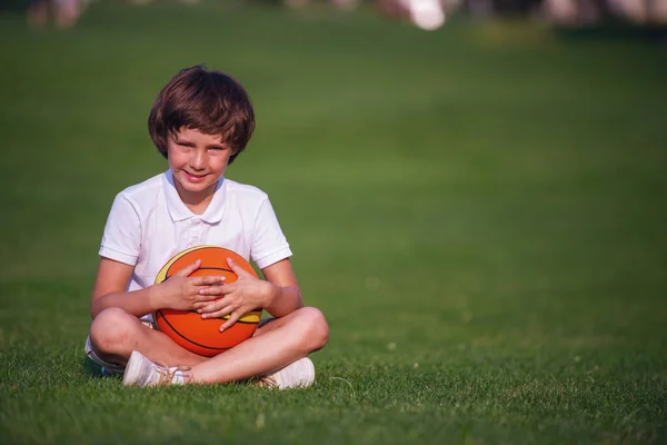 Ładny Mały Chłopiec Ubranie Trzyma Piłkę Patrząc Kamery Uśmiechając Się — Zdjęcie stockowe