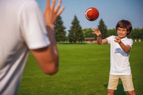 Милый Маленький Мальчик Красивый Молодой Папа Улыбаются Играя Мяч Парке — стоковое фото