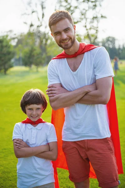 Guapo Papá Joven Lindo Hijo Pequeño Vestido Como Superhéroes Están — Foto de Stock