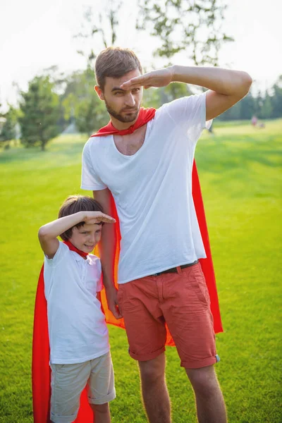 Bello Giovane Papà Suo Piccolo Figlio Carino Vestito Supereroi Stanno — Foto Stock