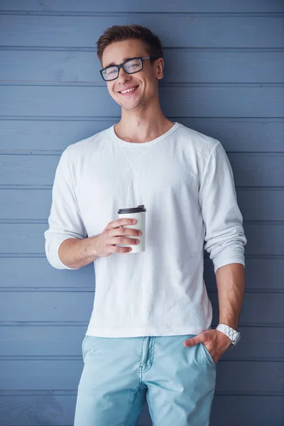 Knappe Jonge Man Casual Kleding Brillen Met Een Kopje Koffie — Stockfoto