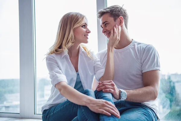 Beautiful Young Couple Casual Clothes Looking Each Other Smiling While — Stock Photo, Image