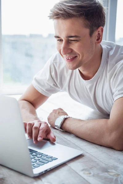 Schöner Junger Geschäftsmann Lässiger Kleidung Benutzt Einen Laptop Und Lächelt — Stockfoto