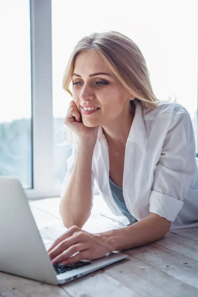 Mulher Bonita Roupas Casuais Está Usando Laptop Sorrindo Enquanto Está — Fotografia de Stock