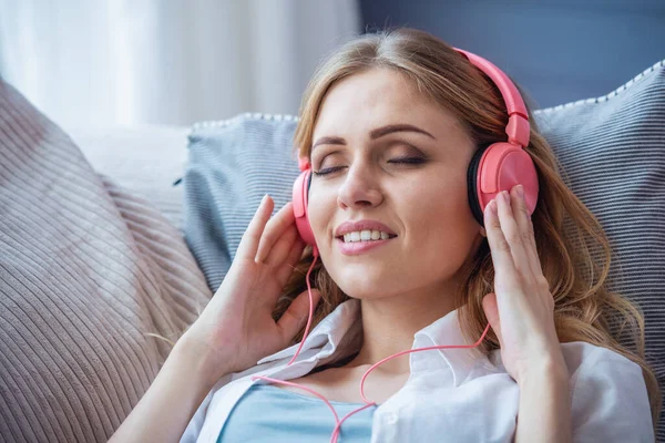 Bella Giovane Donna Cuffia Sta Ascoltando Musica Sorridendo Mentre Giace — Foto Stock