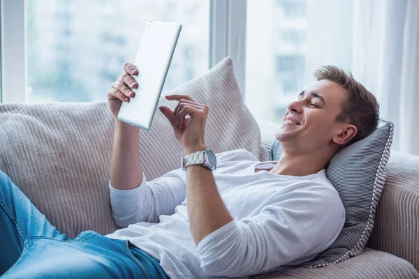 Bonito Jovem Empresário Roupas Casuais Está Usando Tablet Digital Sorrindo — Fotografia de Stock