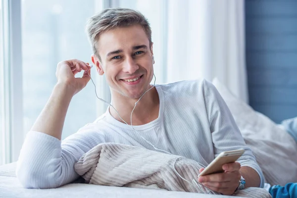 Stilig Ung Affärsman Hörlurar Lyssnar Musik Med Hjälp Smartphone Titta — Stockfoto