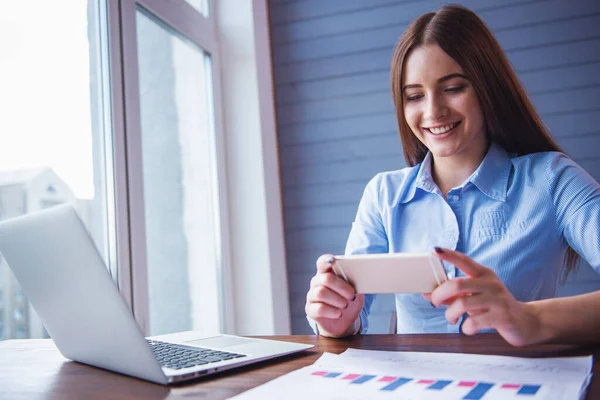 Beautiful Young Business Woman Using Smartphone Smiling While Working Office — Stock Photo, Image