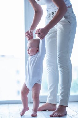 Şirin Bebek yürümeyi öğrenirken toddling, anne onun el ele tutuşarak