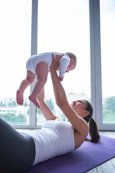 Beautiful Young Mom Sports Wear Smiling While Doing Yoga Her — Stock Photo, Image