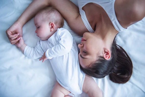 Güzel Genç Anne Evde Yatakta Uyuyan Sevimli Küçük Bebeği Üstten — Stok fotoğraf