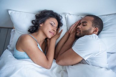Güzel genç Afro Amerikan çift evde onların yatakta uyuyor