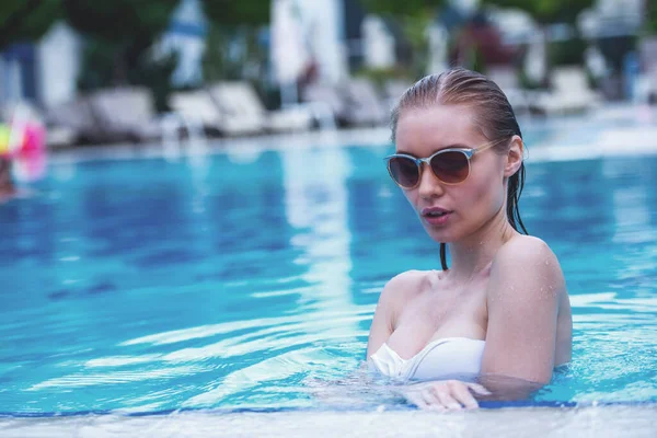 Portret Van Aantrekkelijke Sensuele Meisje Witte Badmode Zon Bril Zwemmen — Stockfoto