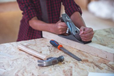 Yakışıklı genç marangoz ahşap ve carpenter'ın uçak çalışma Resim kırpılmış