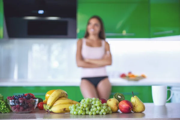 Süße Frische Früchte Auf Dem Küchentisch Schönes Mädchen Steht Hintergrund — Stockfoto