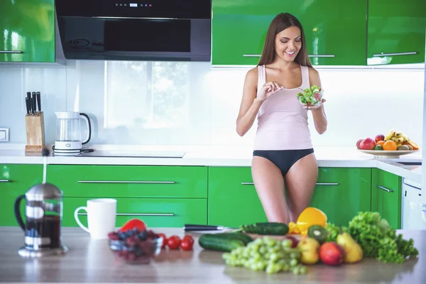 Schöne Sexy Mädchen Unterwäsche Isst Salat Und Lächelt Während Sie — Stockfoto