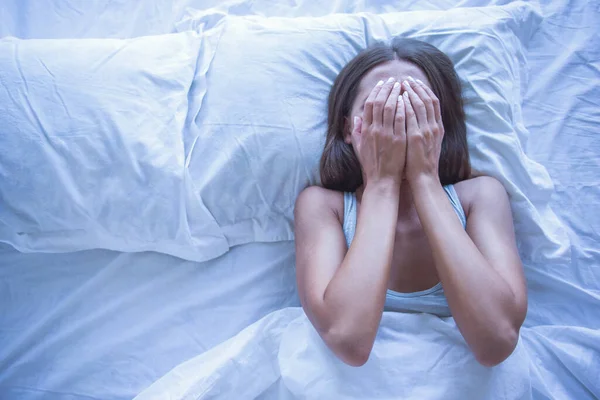 Вид Зверху Красива Сексуальна Молода Жінка Прикриває Обличчя Лежачи Ліжку — стокове фото