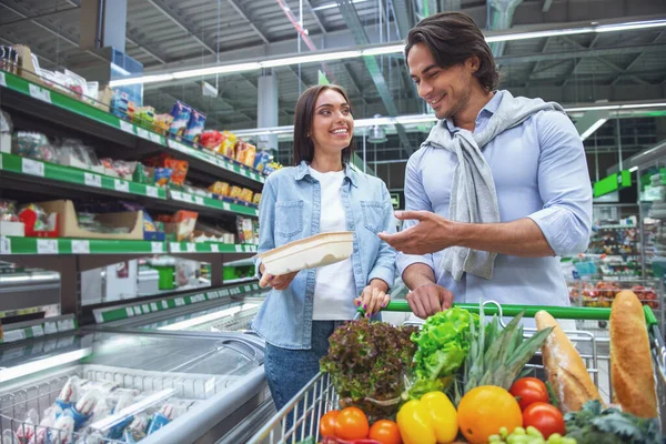 Schönes Junges Paar Lehnt Einem Einkaufswagen Und Lächelt Während Supermarkt — Stockfoto
