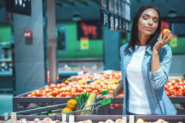 Красива Молода Жінка Пахне Апельсином Посміхається Вибираючи Їжу Супермаркеті — стокове фото