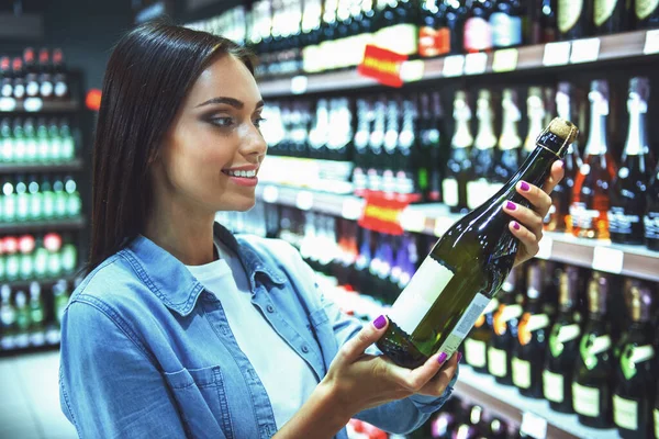 Schöne Junge Frau Lächelt Während Sie Supermarkt Wein Auswählt — Stockfoto