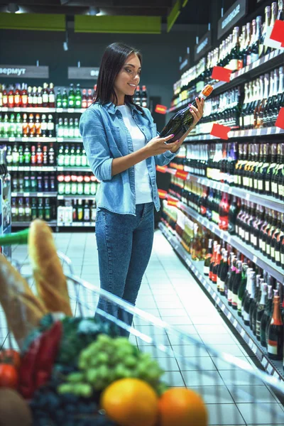 Красивая Молодая Женщина Улыбается Выборе Напитка Супермаркете — стоковое фото