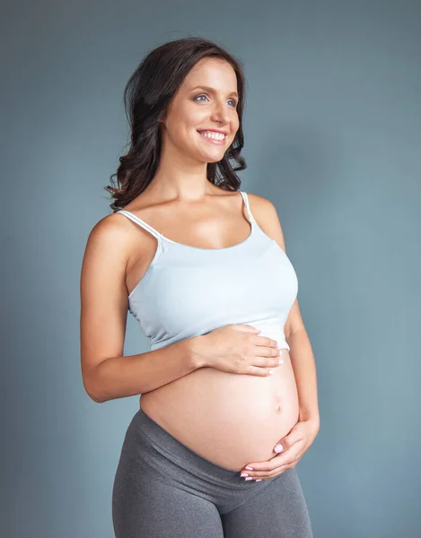 Hermosa Mujer Embarazada Con Ropa Casual Está Tocando Barriga Desnuda — Foto de Stock