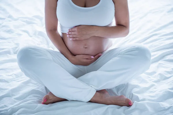 Przycięty Obraz Piękna Młoda Kobieta Ciąży Dotykając Jej Nagi Brzuch — Zdjęcie stockowe