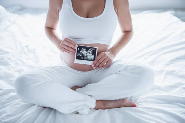 Przycięty Obraz Piękna Młoda Kobieta Ciąży Przytrzymanie Usg Podczas Siedzi — Zdjęcie stockowe