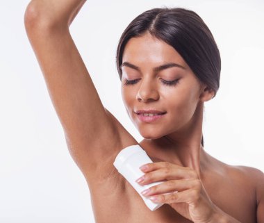 Güzel çıplak kız portresi bir sopa deodorant kullanarak ve gülümseyen, izole beyaz